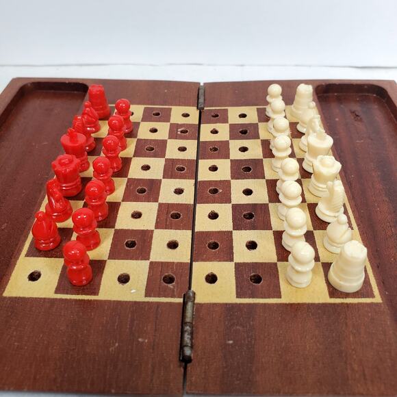 Miniature Travel Miniature Chess Set By Metro Mfg Co Wood Pegboard Vtg - Picture 5 of 9